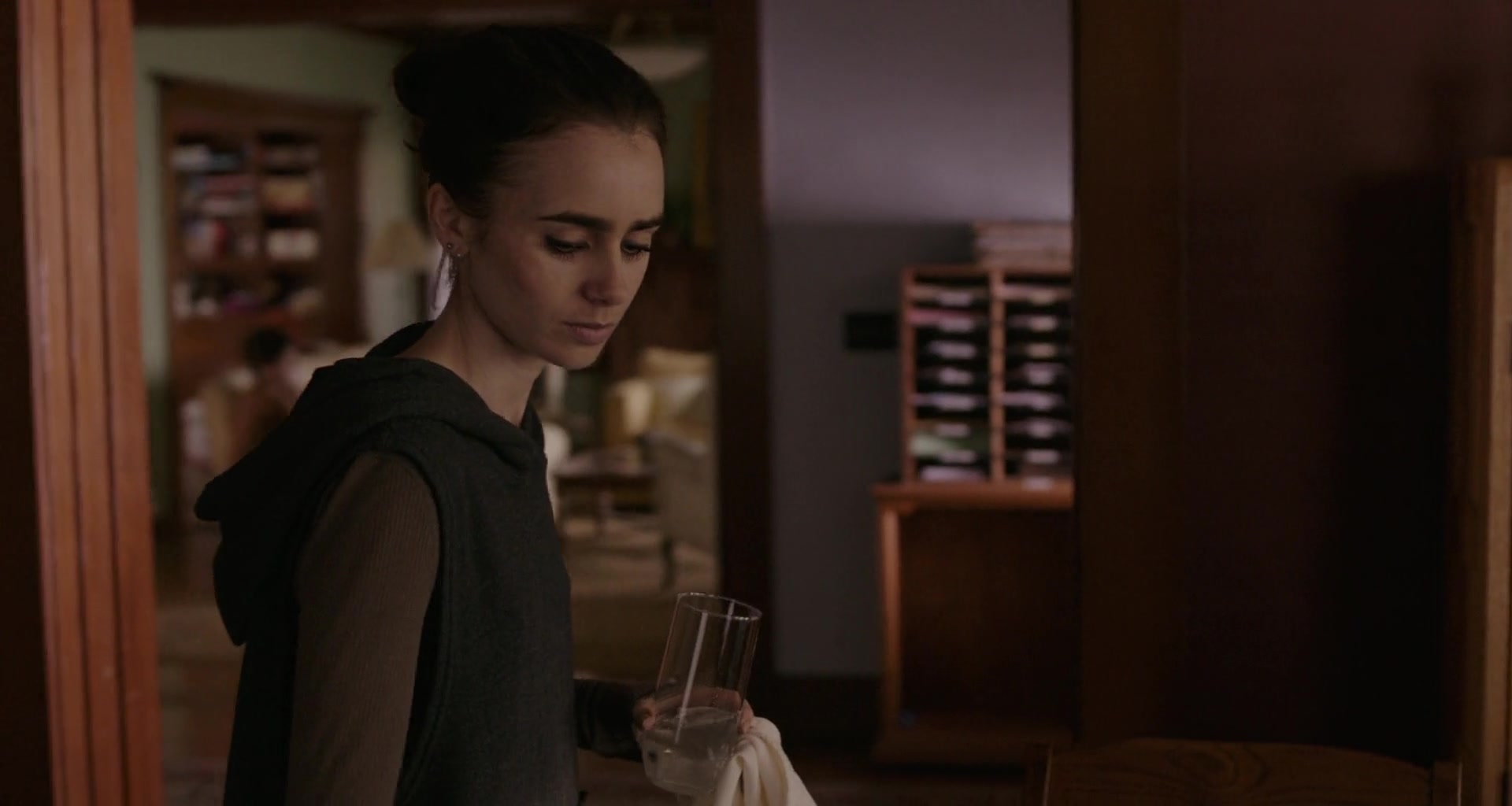 To_The_Bone_2017_1080p_BluRay_x264-5BYTS_LT5D_0836.jpg