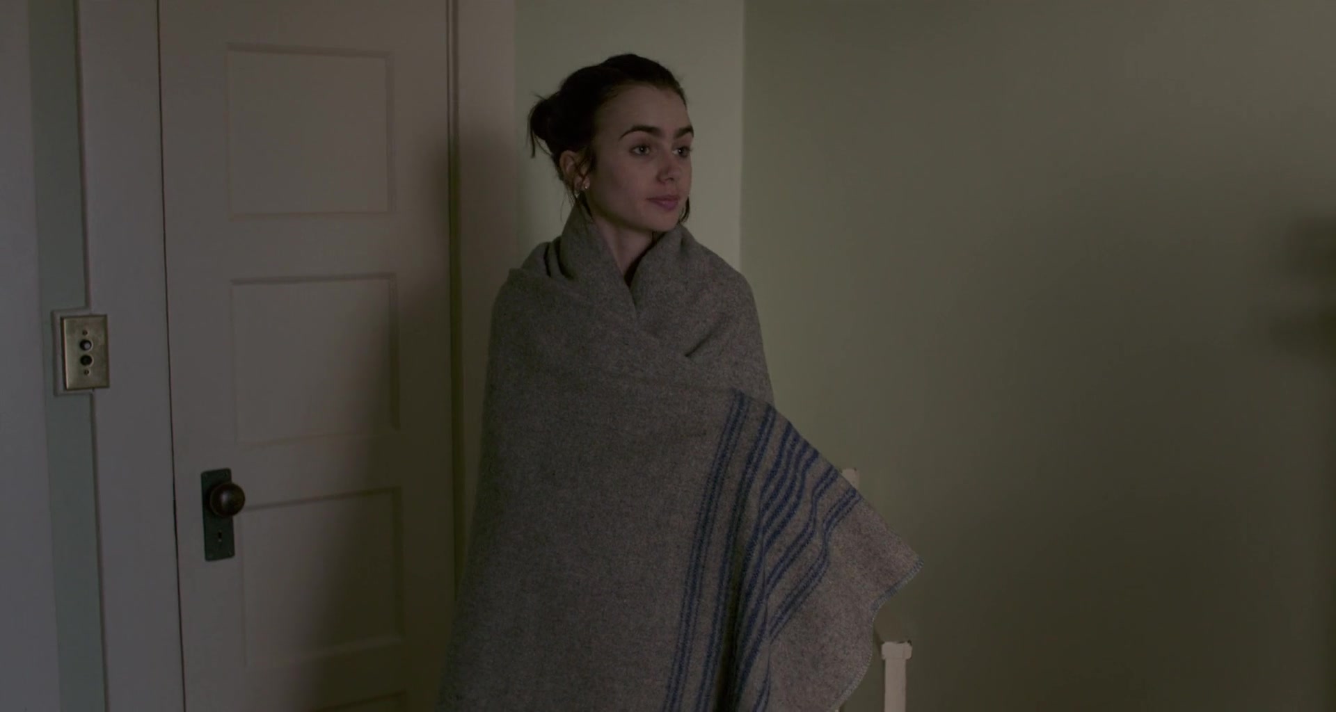 To_The_Bone_2017_1080p_BluRay_x264-5BYTS_LT5D_1400.jpg