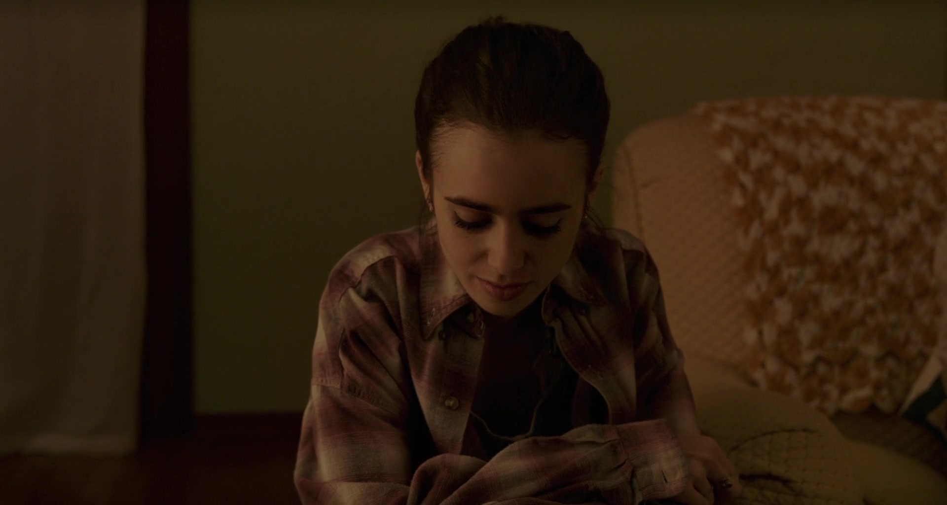 To_The_Bone_2017_1080p_BluRay_x264-5BYTS_LT5D_1430.jpg