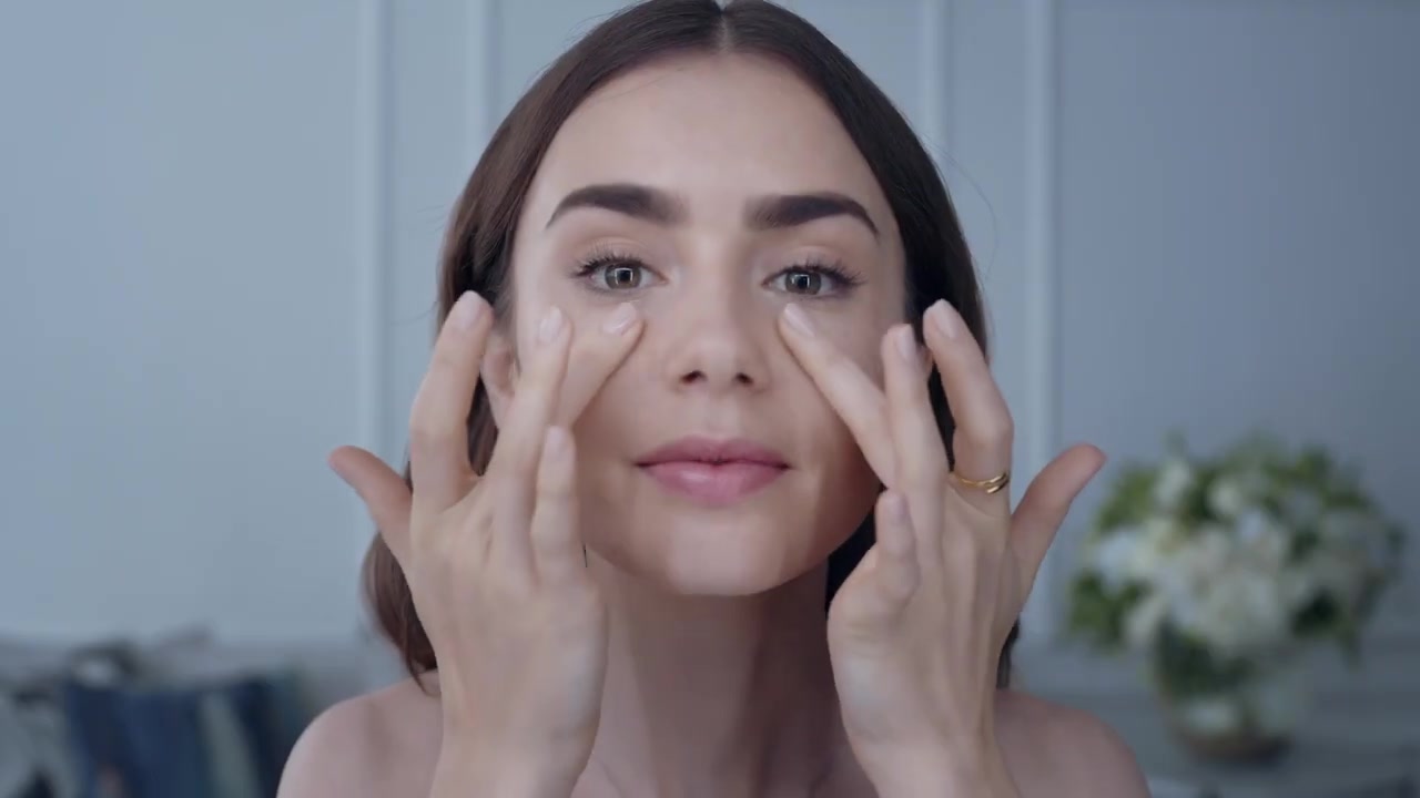 15_seconds_to_Youthful2C_Brighter_Eyes_with_Lily_Collins_-_NEW_Advanced_Genifique_Eye_Cream_040.jpg