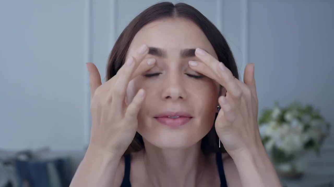 15_seconds_to_Youthful2C_Brighter_Eyes_with_Lily_Collins_-_NEW_Advanced_Genifique_Eye_Cream_043.jpg