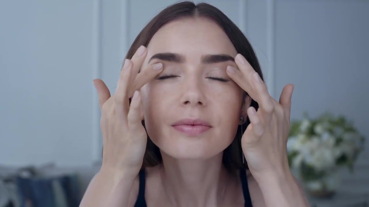 15_seconds_to_Youthful2C_Brighter_Eyes_with_Lily_Collins_-_NEW_Advanced_Genifique_Eye_Cream_054.jpg