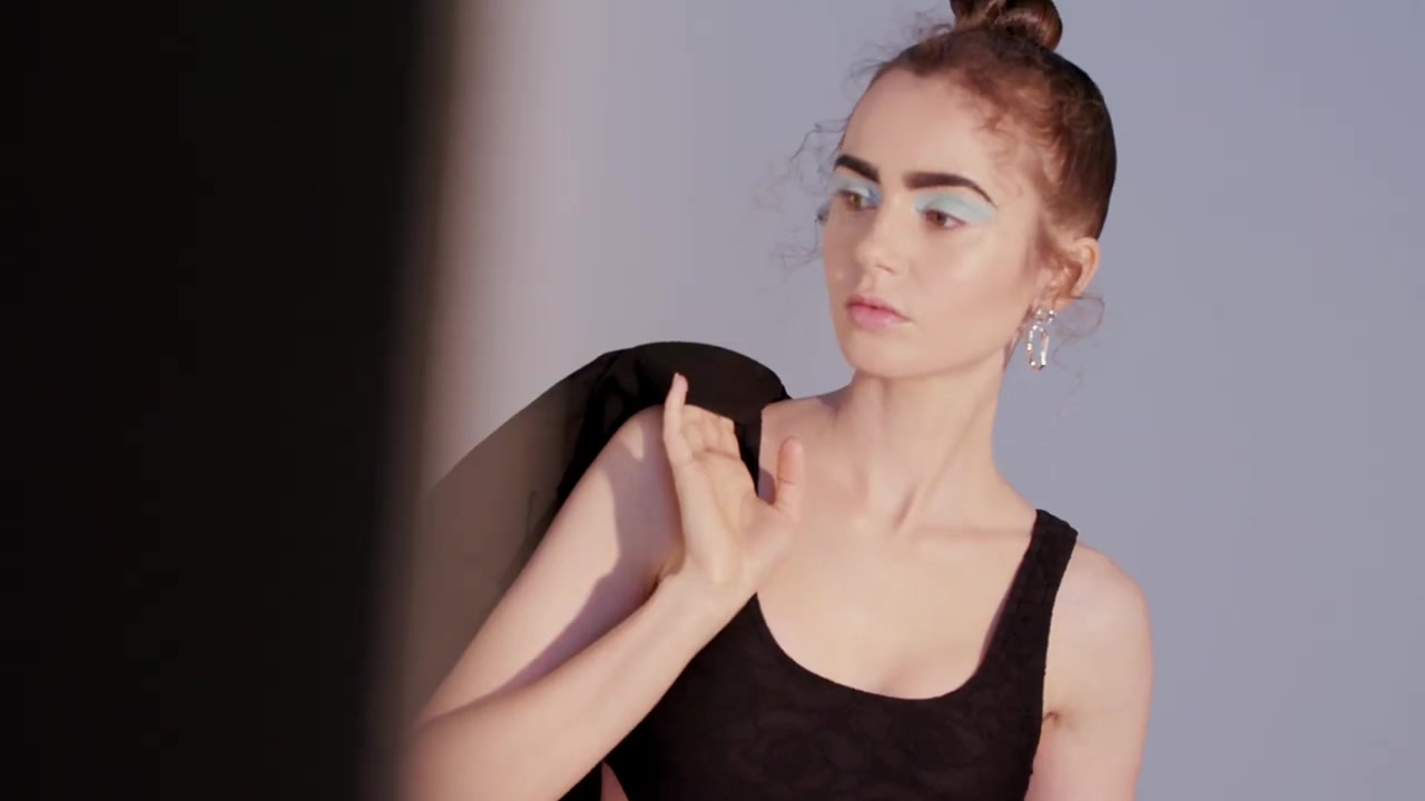 Lily_Collins__Glam_Team_Talk_About_the_Inspiration_Behind_Their_Looks___Byrdie_145.jpg Lily_Collins__Glam_Team_Talk_About_the_Inspiration_Behind_Their_Looks___Byrdie_145.jpg