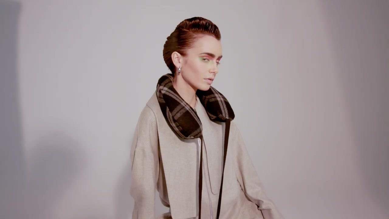 Lily_Collins__Glam_Team_Talk_About_the_Inspiration_Behind_Their_Looks___Byrdie_199.jpg Lily_Collins__Glam_Team_Talk_About_the_Inspiration_Behind_Their_Looks___Byrdie_199.jpg