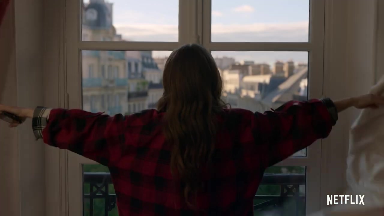 Emily_in_Paris___Official_Teaser__003.jpg