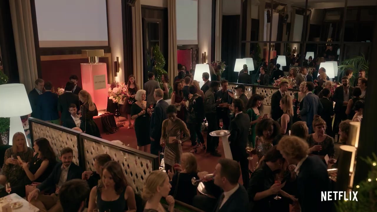 Emily_in_Paris___Official_Teaser__043.jpg