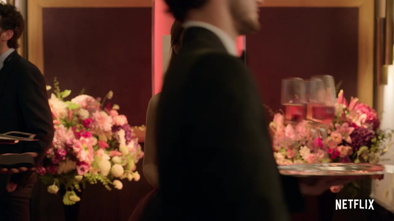 Emily_in_Paris___Official_Teaser__048.jpg
