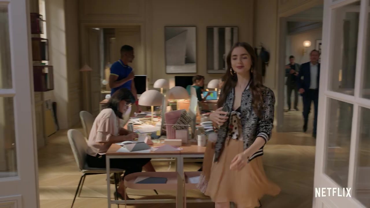 Emily_in_Paris___Official_Teaser__059.jpg
