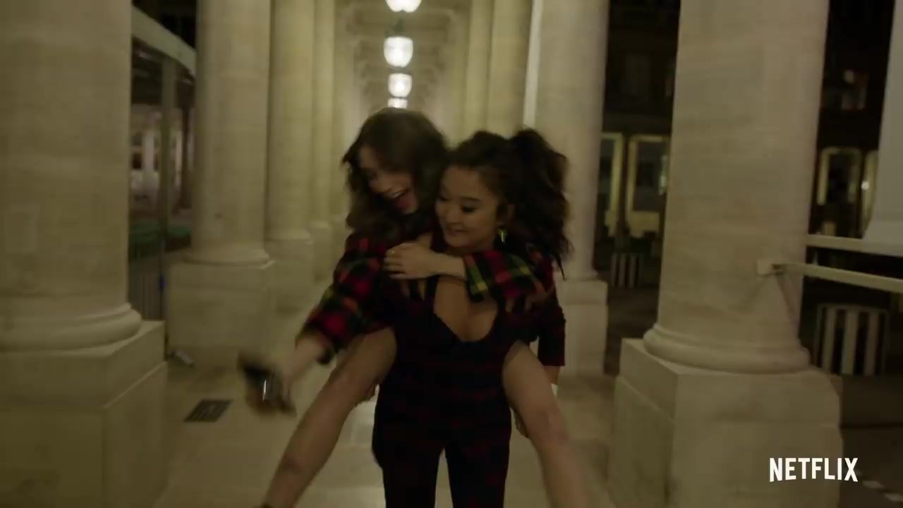 Emily_in_Paris_-_Official_Trailer_-_Netflix_026.jpg