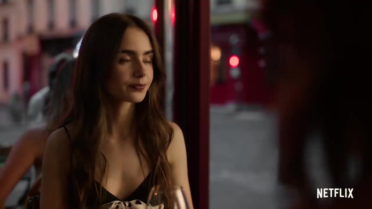 Emily_in_Paris_-_Official_Trailer_-_Netflix_058.jpg