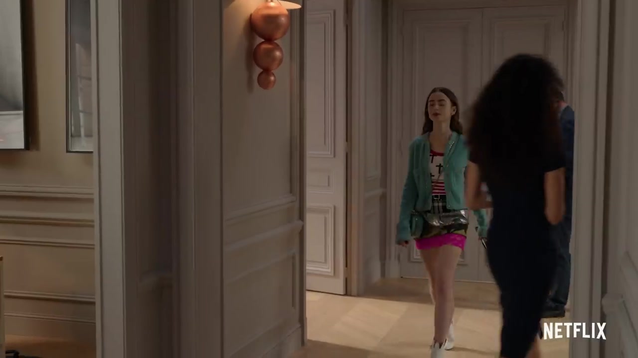Emily_in_Paris_-_Official_Trailer_-_Netflix_080.jpg