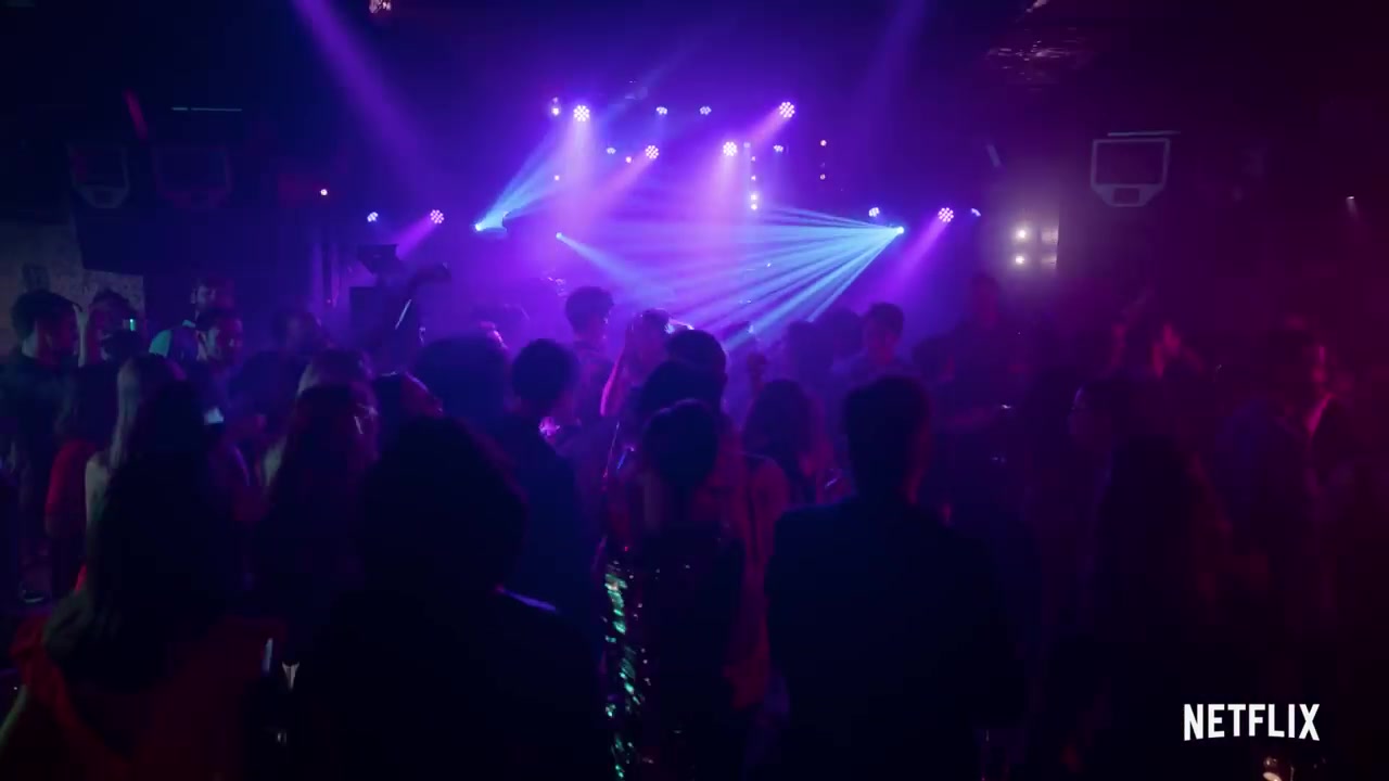 Emily_in_Paris_-_Official_Trailer_-_Netflix_089.jpg