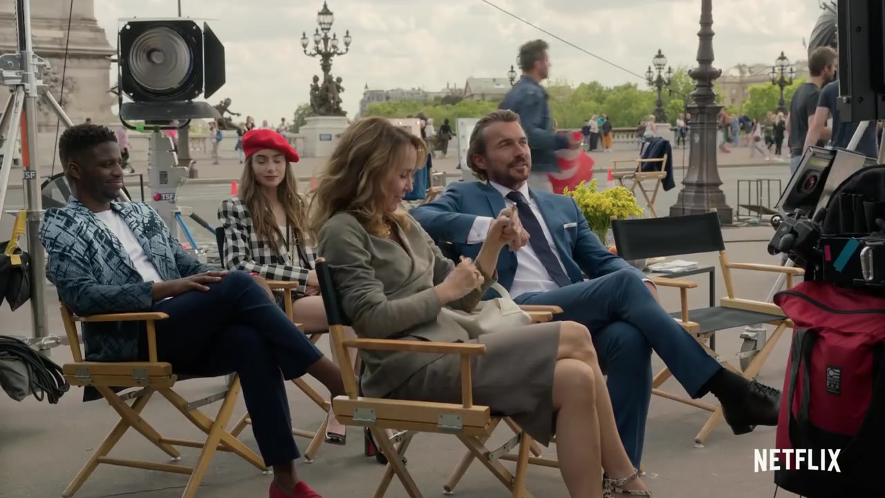 Emily_in_Paris_-_Official_Trailer_-_Netflix_107.jpg