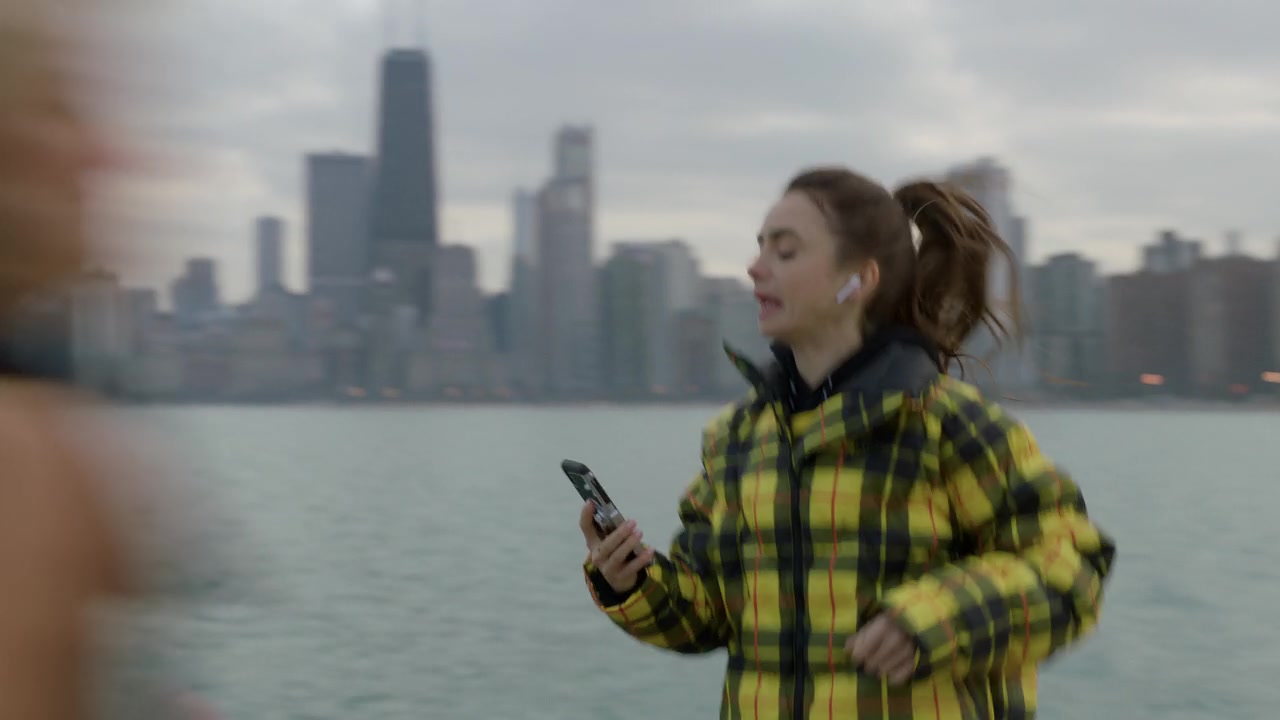 Emily_in_Paris_S01E01_Emily_in_Paris_720p_NF_WEB-DL_DDP5_1_x264-BTN_0045.jpg
