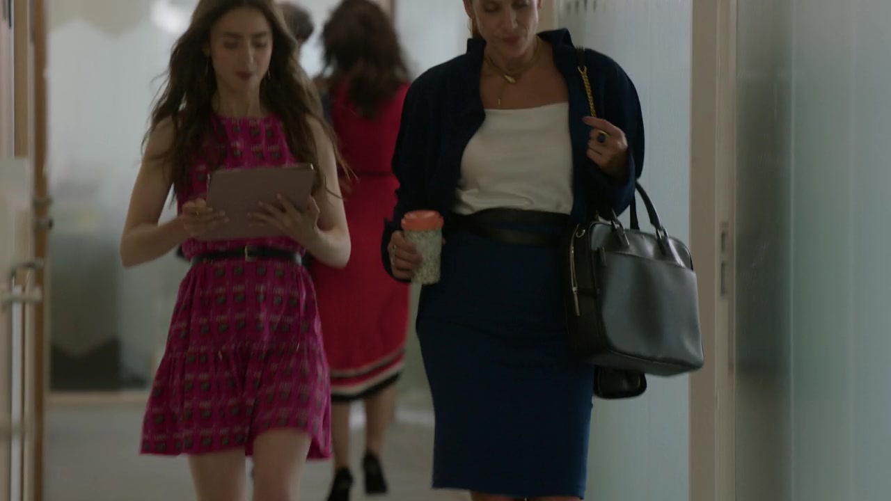 Emily_in_Paris_S01E01_Emily_in_Paris_720p_NF_WEB-DL_DDP5_1_x264-BTN_0074.jpg