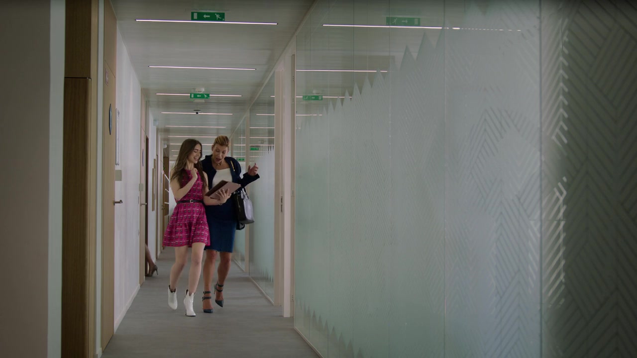 Emily_in_Paris_S01E01_Emily_in_Paris_720p_NF_WEB-DL_DDP5_1_x264-BTN_0081.jpg