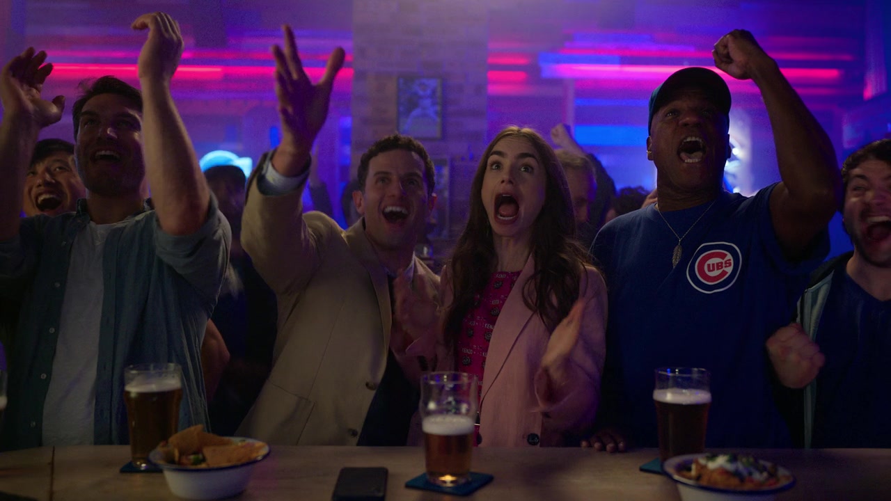 Emily_in_Paris_S01E01_Emily_in_Paris_720p_NF_WEB-DL_DDP5_1_x264-BTN_0230.jpg