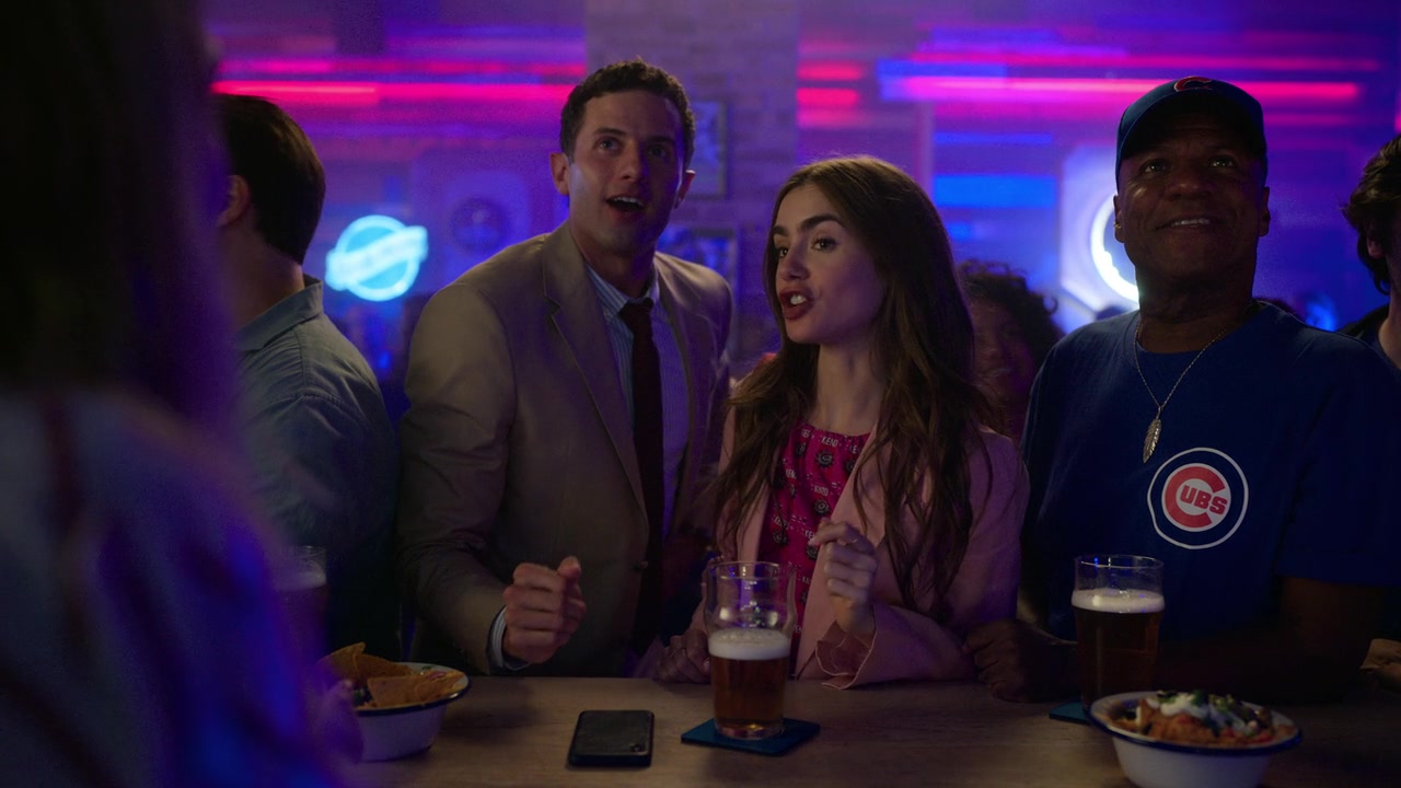 Emily_in_Paris_S01E01_Emily_in_Paris_720p_NF_WEB-DL_DDP5_1_x264-BTN_0255.jpg