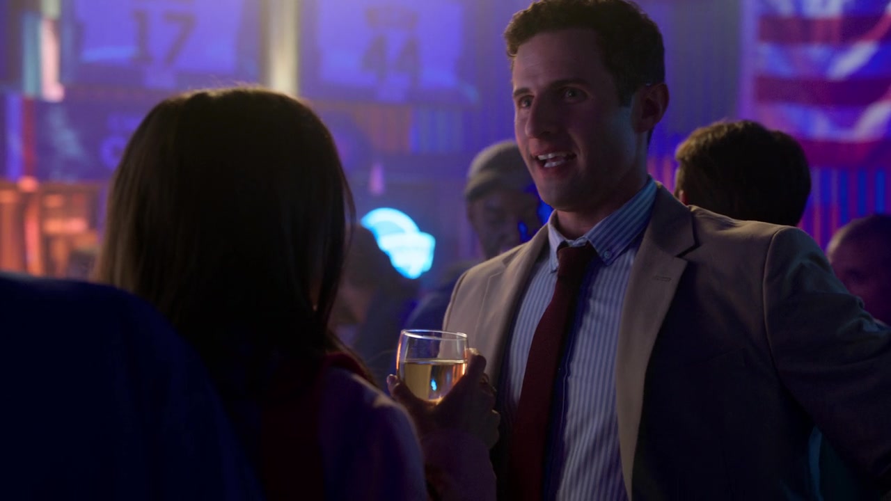 Emily_in_Paris_S01E01_Emily_in_Paris_720p_NF_WEB-DL_DDP5_1_x264-BTN_0270.jpg