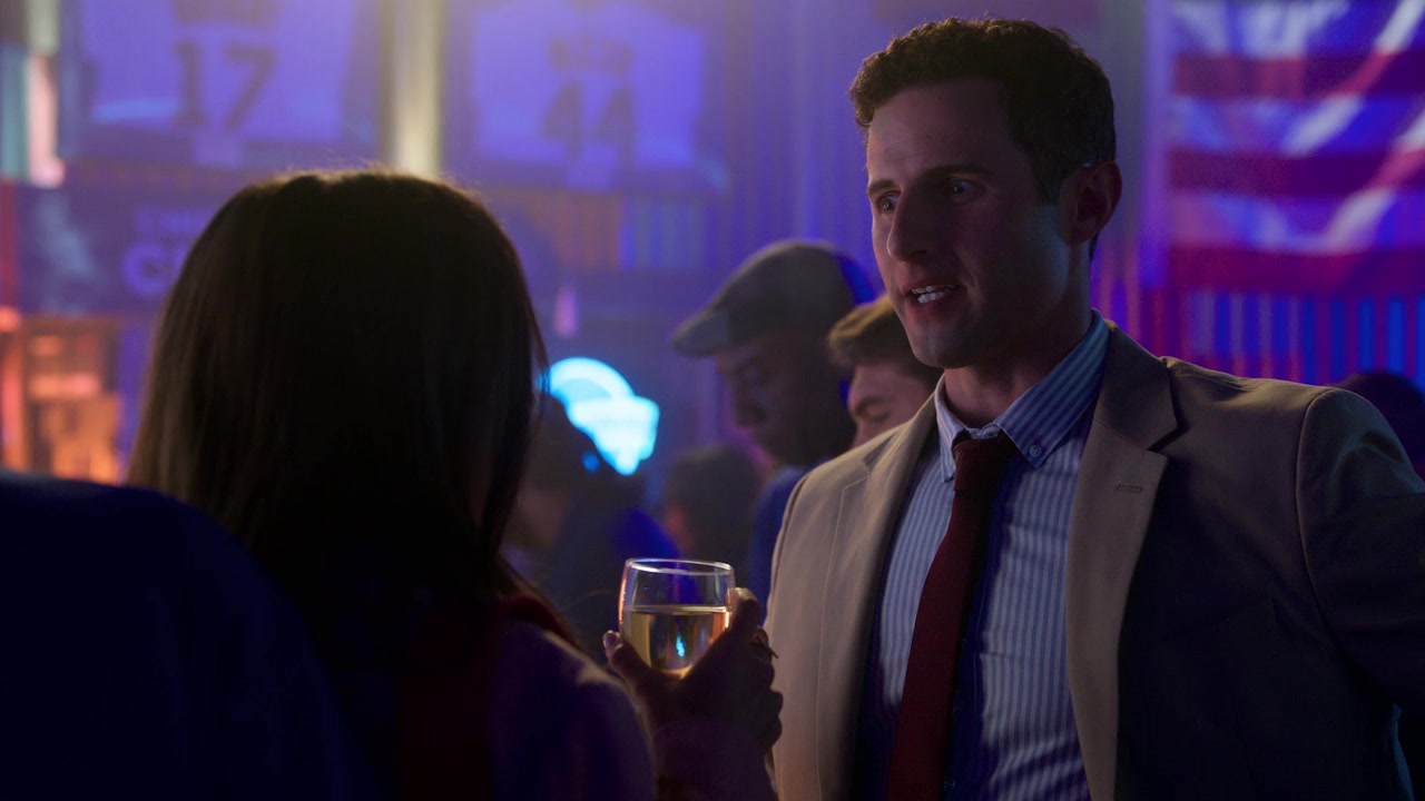 Emily_in_Paris_S01E01_Emily_in_Paris_720p_NF_WEB-DL_DDP5_1_x264-BTN_0272.jpg