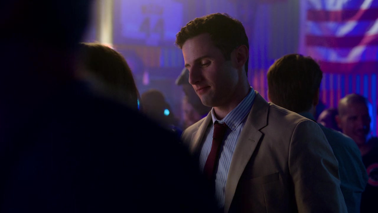 Emily_in_Paris_S01E01_Emily_in_Paris_720p_NF_WEB-DL_DDP5_1_x264-BTN_0292.jpg