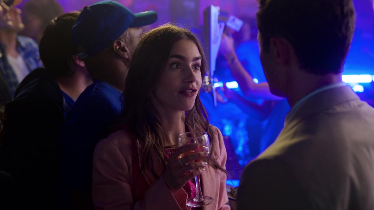 Emily_in_Paris_S01E01_Emily_in_Paris_720p_NF_WEB-DL_DDP5_1_x264-BTN_0323.jpg