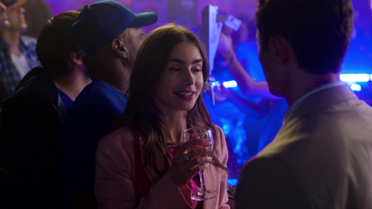 Emily_in_Paris_S01E01_Emily_in_Paris_720p_NF_WEB-DL_DDP5_1_x264-BTN_0324.jpg