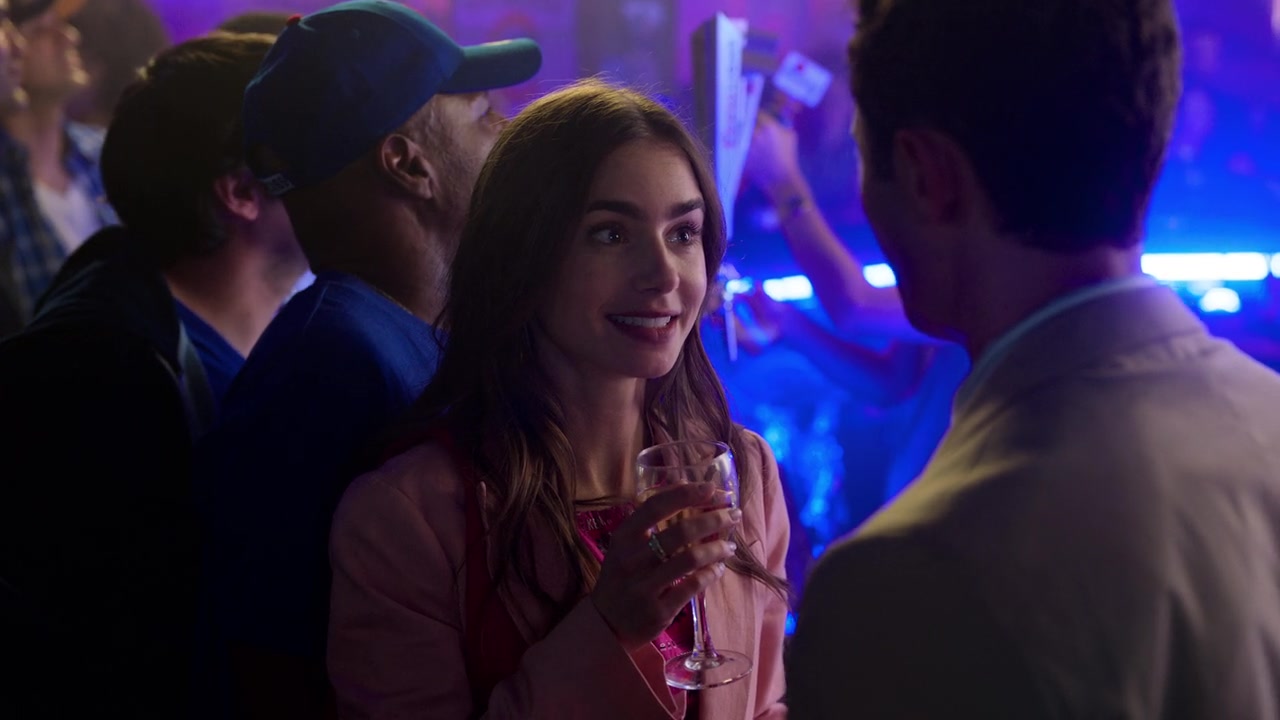 Emily_in_Paris_S01E01_Emily_in_Paris_720p_NF_WEB-DL_DDP5_1_x264-BTN_0325.jpg