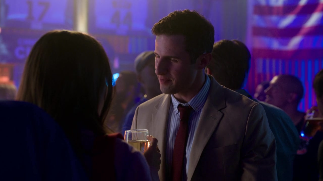 Emily_in_Paris_S01E01_Emily_in_Paris_720p_NF_WEB-DL_DDP5_1_x264-BTN_0327.jpg