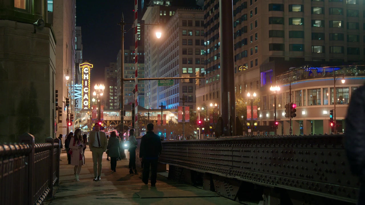 Emily_in_Paris_S01E01_Emily_in_Paris_720p_NF_WEB-DL_DDP5_1_x264-BTN_0350.jpg