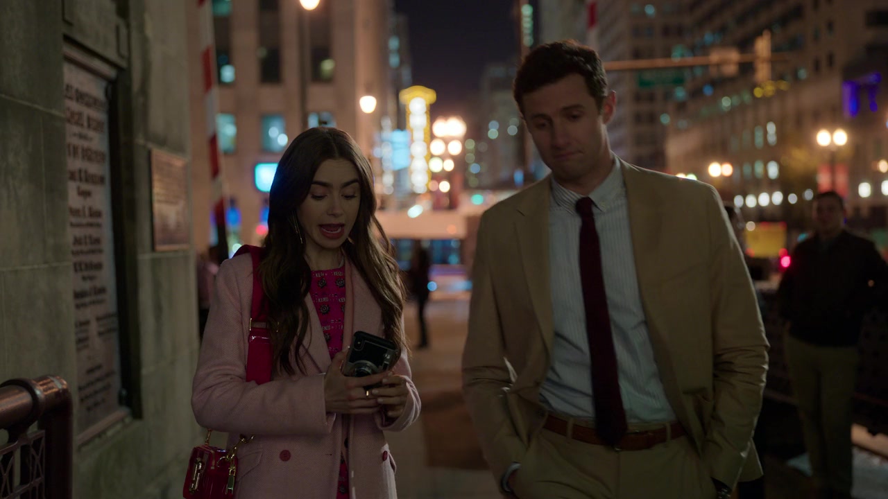 Emily_in_Paris_S01E01_Emily_in_Paris_720p_NF_WEB-DL_DDP5_1_x264-BTN_0353.jpg