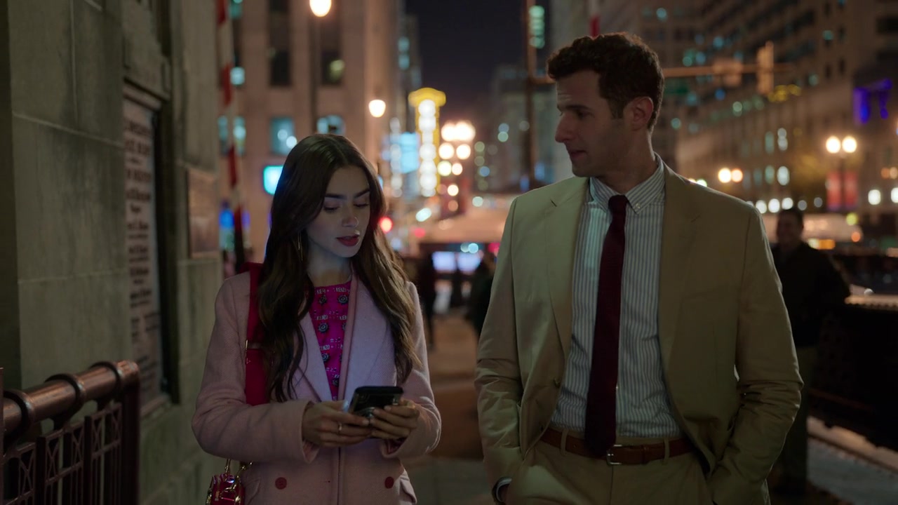 Emily_in_Paris_S01E01_Emily_in_Paris_720p_NF_WEB-DL_DDP5_1_x264-BTN_0356.jpg