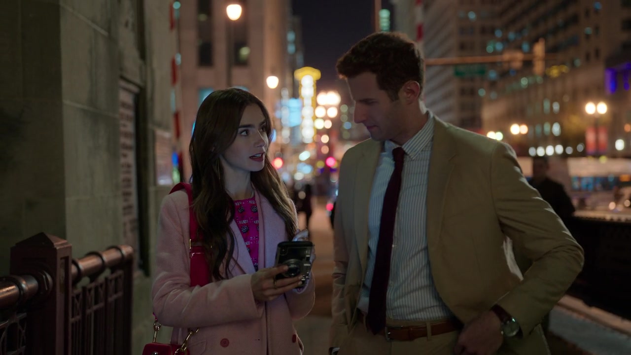Emily_in_Paris_S01E01_Emily_in_Paris_720p_NF_WEB-DL_DDP5_1_x264-BTN_0359.jpg