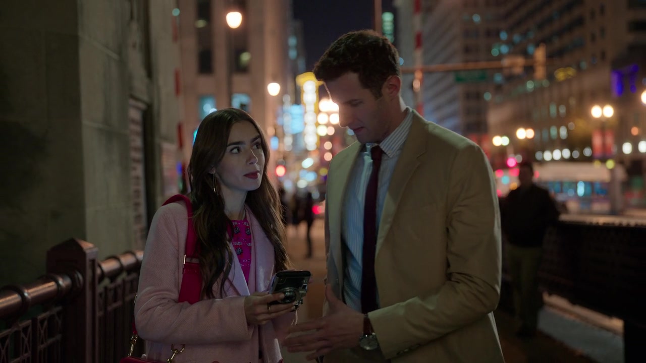 Emily_in_Paris_S01E01_Emily_in_Paris_720p_NF_WEB-DL_DDP5_1_x264-BTN_0362.jpg