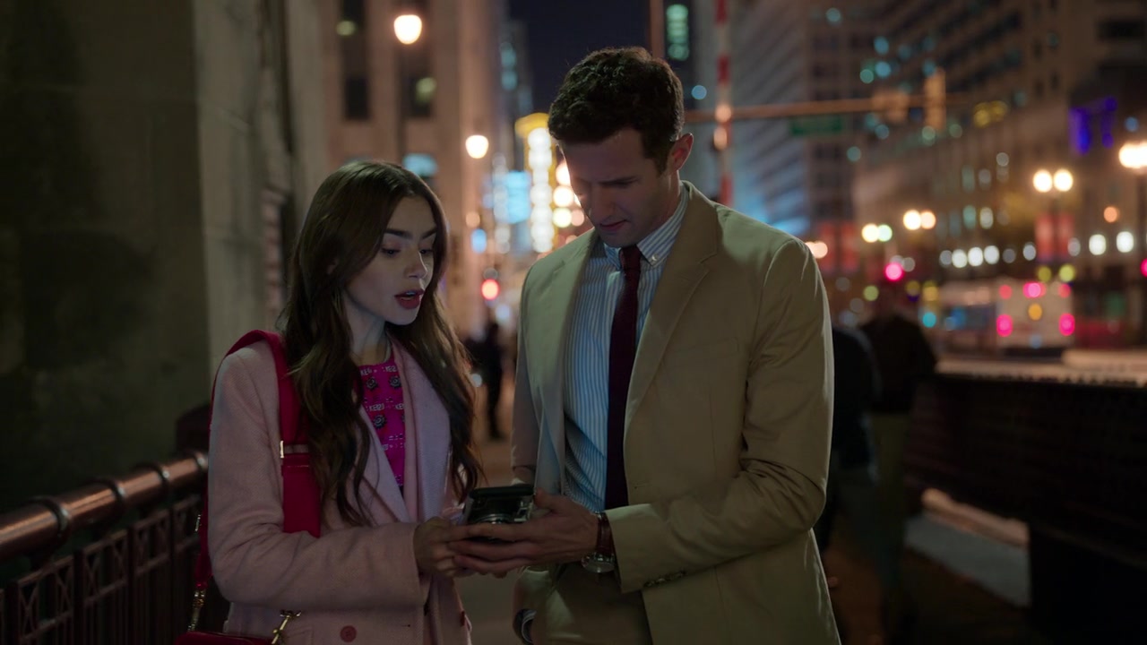 Emily_in_Paris_S01E01_Emily_in_Paris_720p_NF_WEB-DL_DDP5_1_x264-BTN_0367.jpg