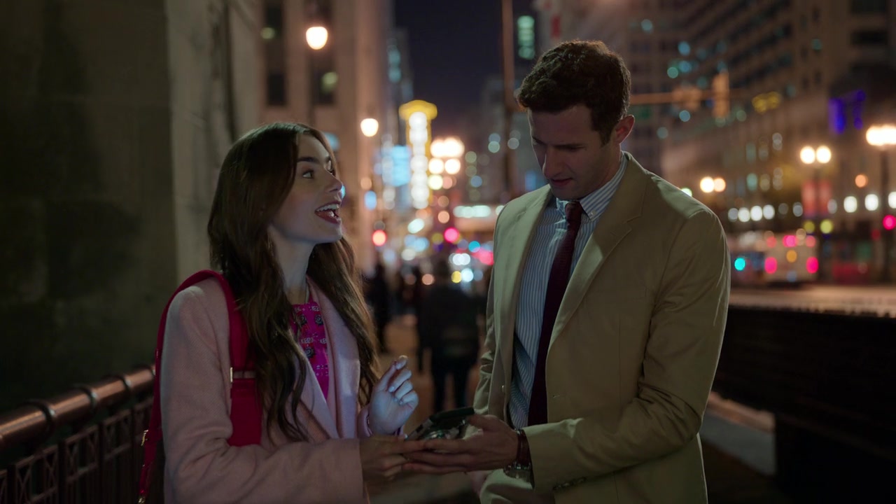 Emily_in_Paris_S01E01_Emily_in_Paris_720p_NF_WEB-DL_DDP5_1_x264-BTN_0370.jpg