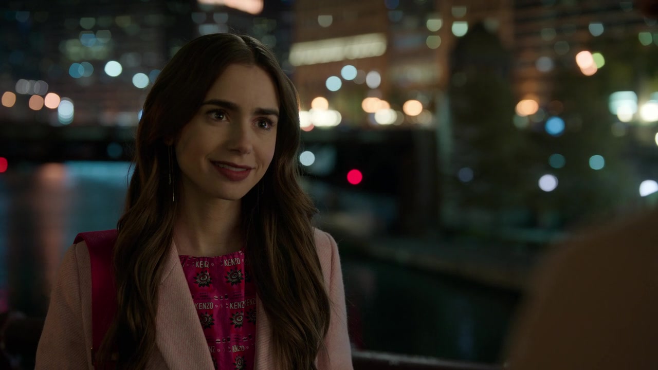 Emily_in_Paris_S01E01_Emily_in_Paris_720p_NF_WEB-DL_DDP5_1_x264-BTN_0386.jpg