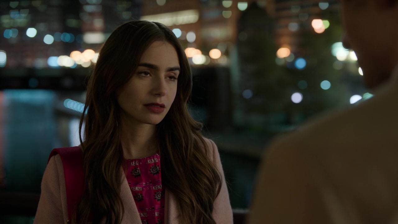 Emily_in_Paris_S01E01_Emily_in_Paris_720p_NF_WEB-DL_DDP5_1_x264-BTN_0398.jpg