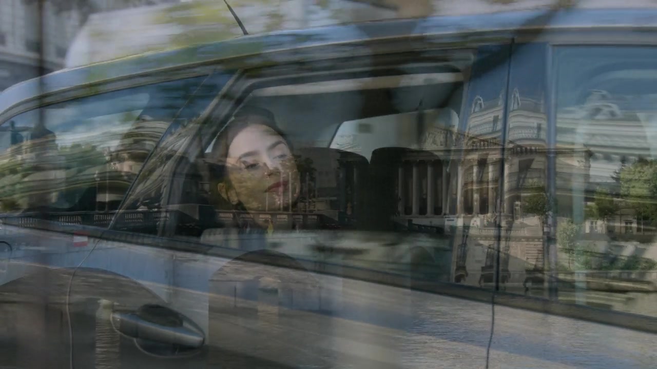 Emily_in_Paris_S01E01_Emily_in_Paris_720p_NF_WEB-DL_DDP5_1_x264-BTN_0442.jpg