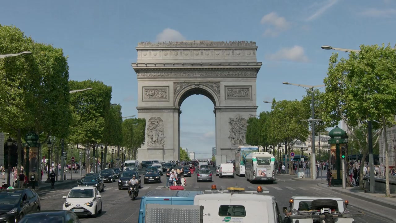 Emily_in_Paris_S01E01_Emily_in_Paris_720p_NF_WEB-DL_DDP5_1_x264-BTN_0451.jpg