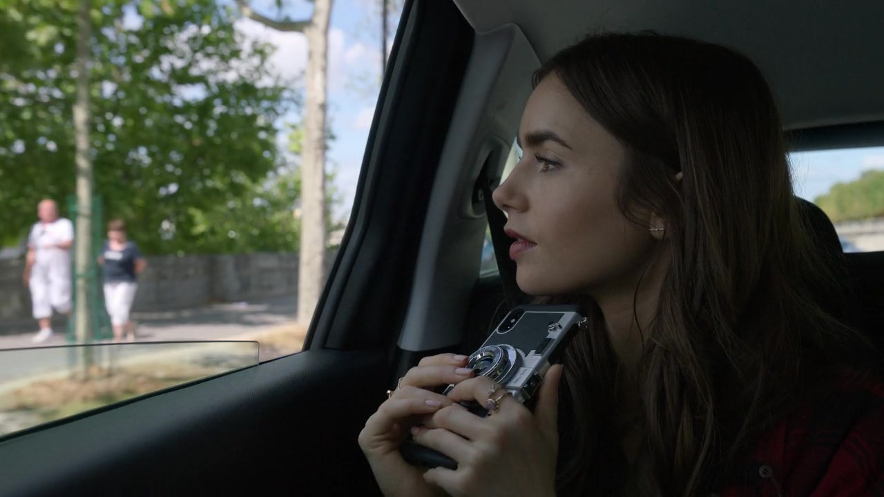 Emily_in_Paris_S01E01_Emily_in_Paris_720p_NF_WEB-DL_DDP5_1_x264-BTN_0457.jpg