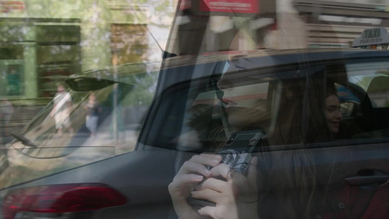 Emily_in_Paris_S01E01_Emily_in_Paris_720p_NF_WEB-DL_DDP5_1_x264-BTN_0459.jpg