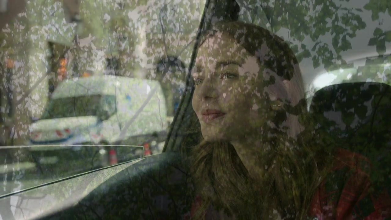 Emily_in_Paris_S01E01_Emily_in_Paris_720p_NF_WEB-DL_DDP5_1_x264-BTN_0471.jpg