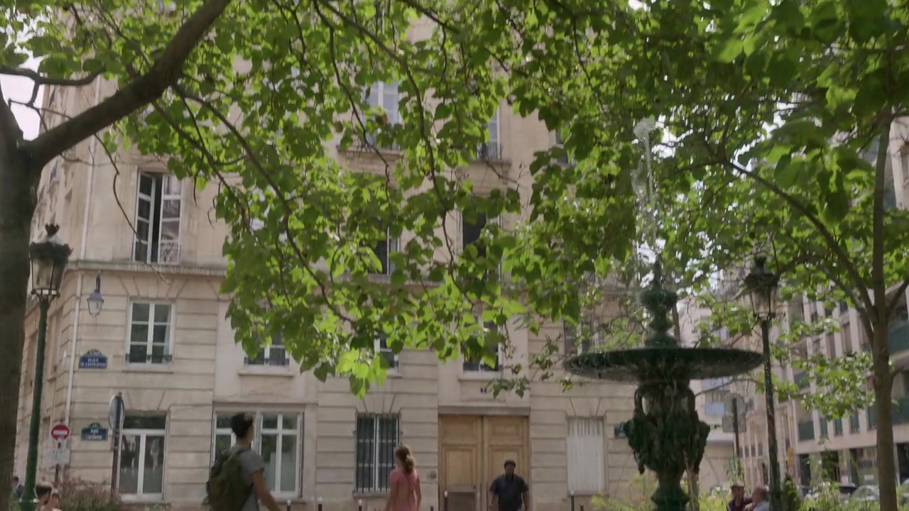 Emily_in_Paris_S01E01_Emily_in_Paris_720p_NF_WEB-DL_DDP5_1_x264-BTN_0474.jpg