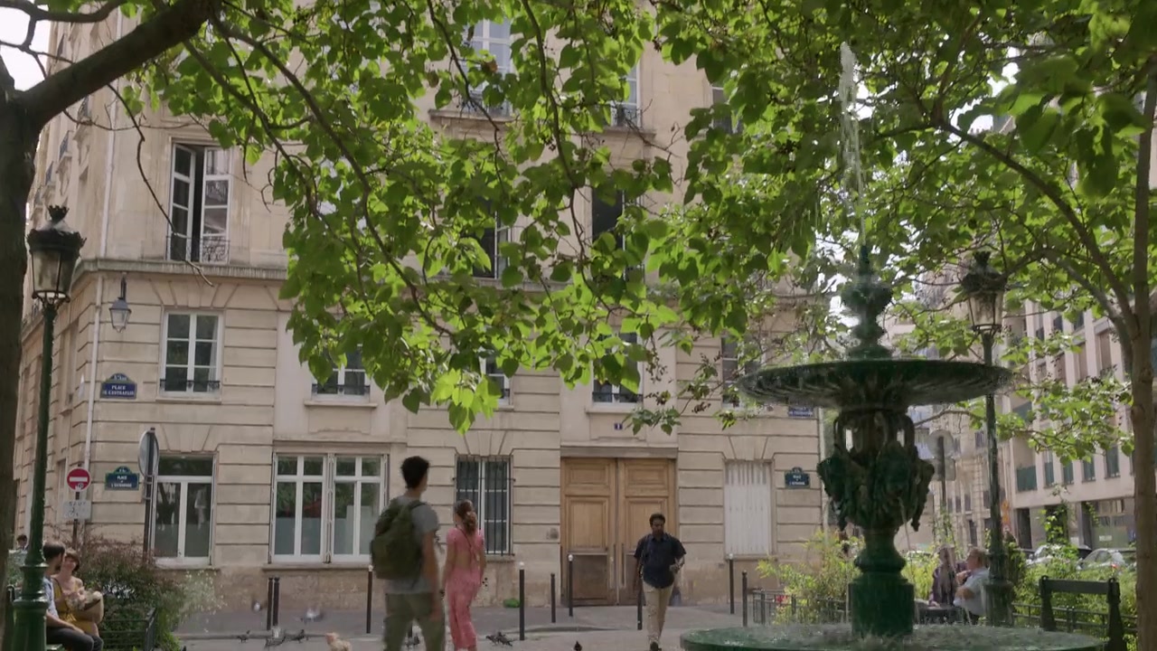 Emily_in_Paris_S01E01_Emily_in_Paris_720p_NF_WEB-DL_DDP5_1_x264-BTN_0475.jpg