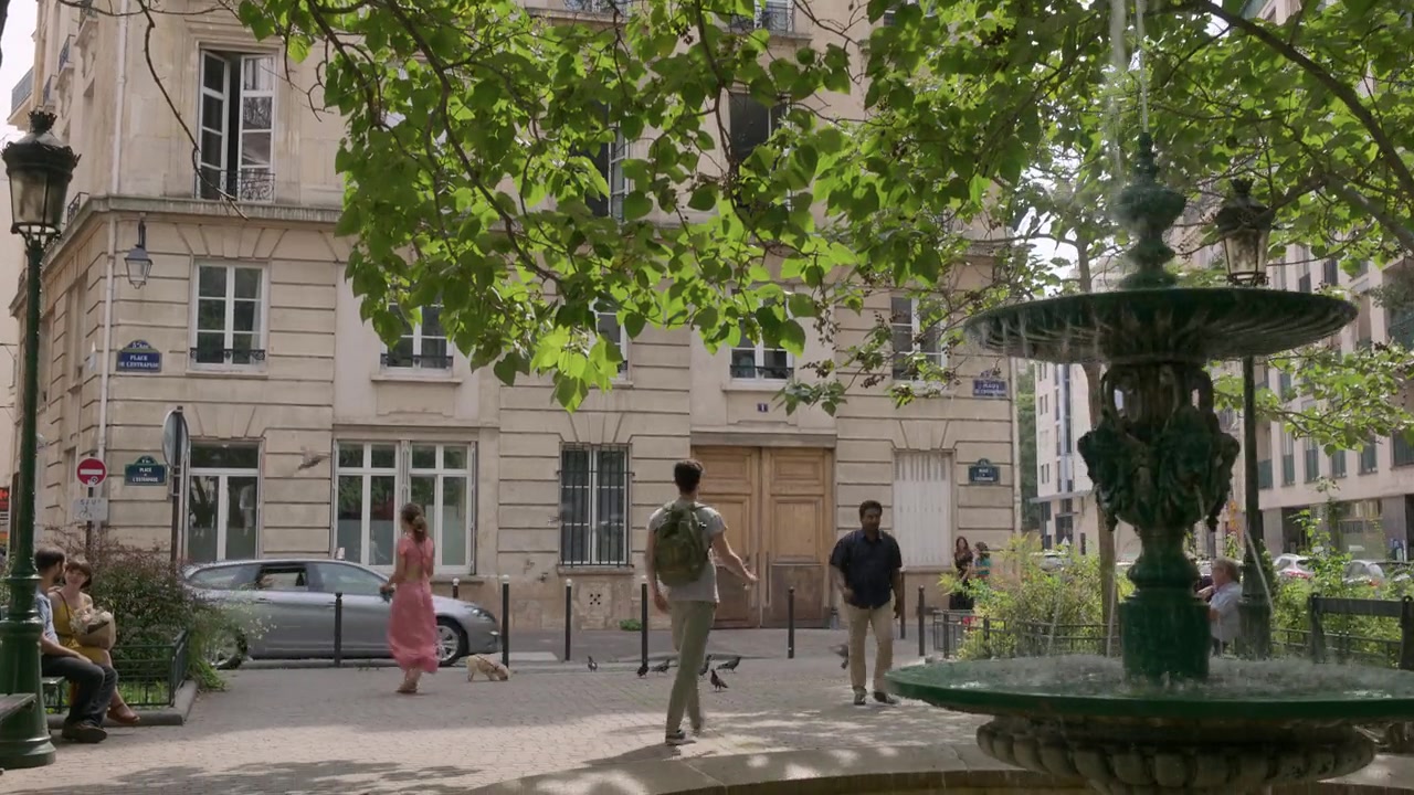Emily_in_Paris_S01E01_Emily_in_Paris_720p_NF_WEB-DL_DDP5_1_x264-BTN_0477.jpg