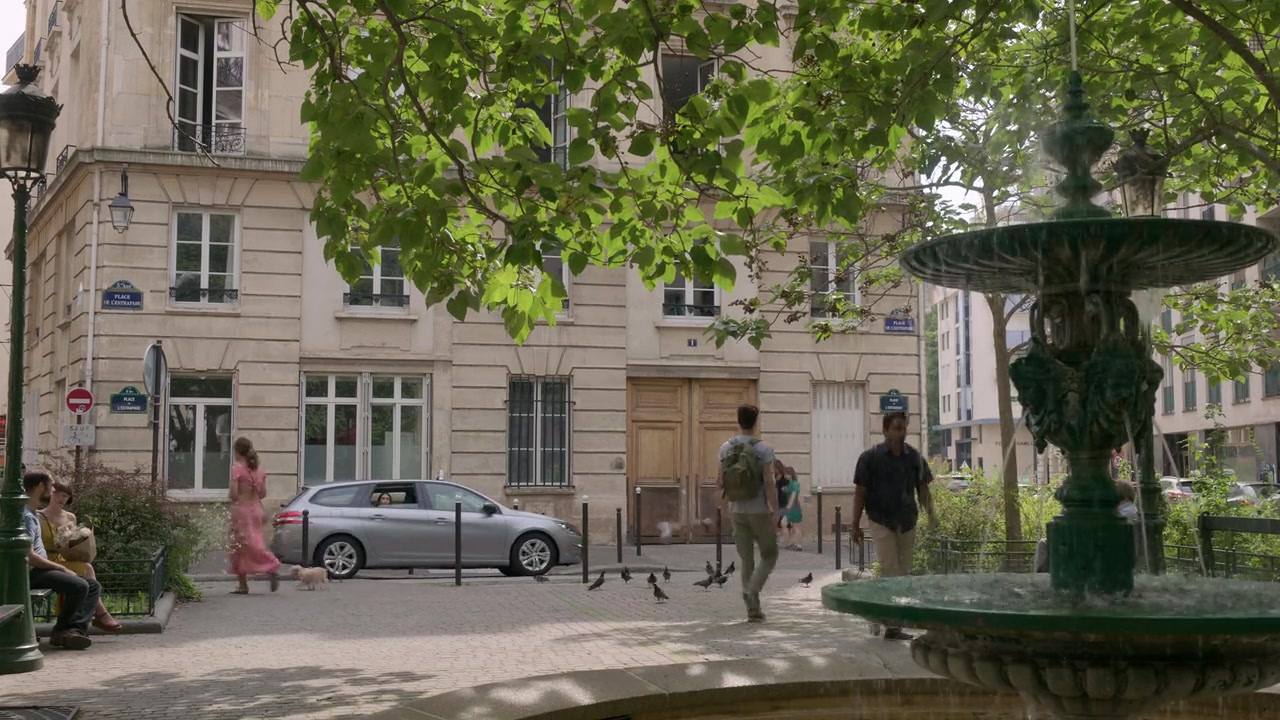 Emily_in_Paris_S01E01_Emily_in_Paris_720p_NF_WEB-DL_DDP5_1_x264-BTN_0479.jpg