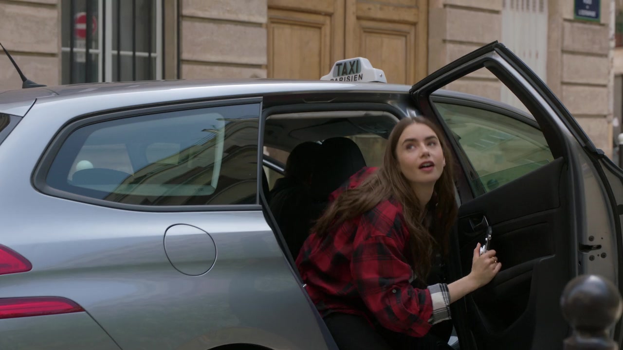 Emily_in_Paris_S01E01_Emily_in_Paris_720p_NF_WEB-DL_DDP5_1_x264-BTN_0485.jpg
