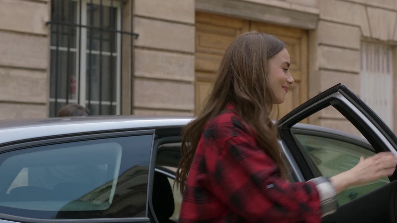 Emily_in_Paris_S01E01_Emily_in_Paris_720p_NF_WEB-DL_DDP5_1_x264-BTN_0491.jpg
