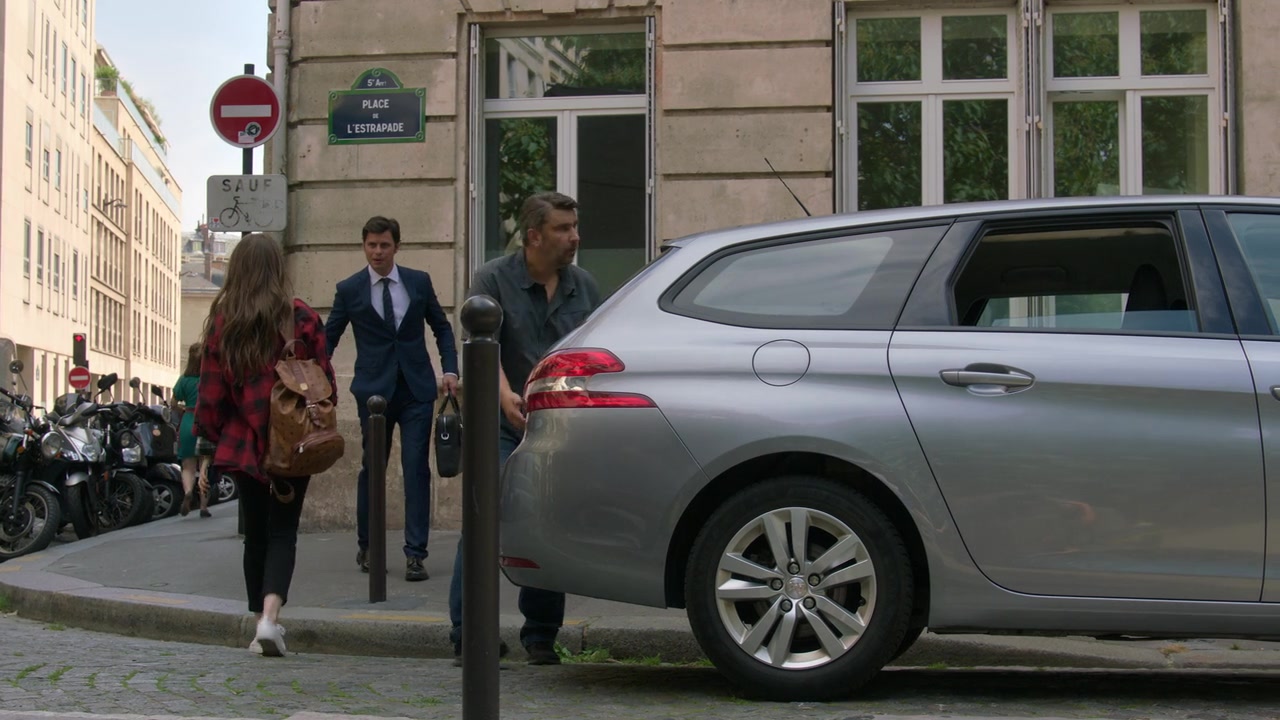 Emily_in_Paris_S01E01_Emily_in_Paris_720p_NF_WEB-DL_DDP5_1_x264-BTN_0500.jpg